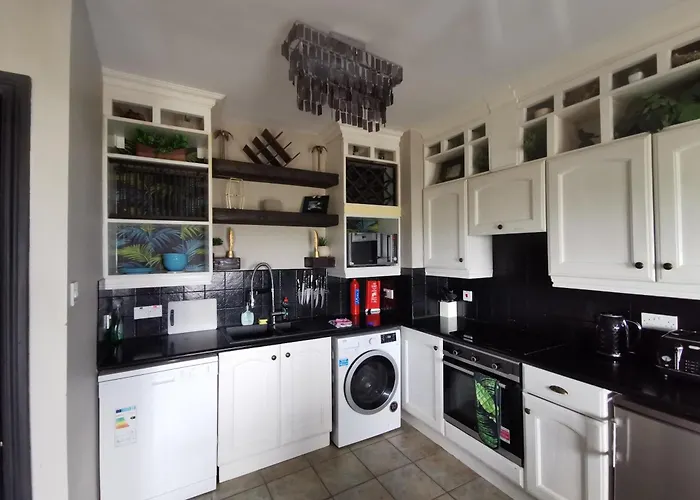 Palm Cove Bundoran Luxurious Sea View Balcony Free Wifi Netflix Sleeps 5