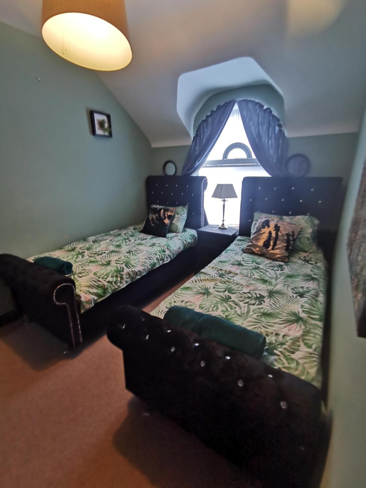 Palm Cove Luxurious Sea View Balcony Free Wifi Netflix Sleeps 5 Apartment *
